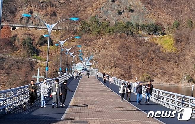11월의 마지막 일요일인 27일 오후 대전 대청댐 수변공원을 찾은 시민들이 대청호반을 걷고 있다 ⓒ뉴스1 최 일 기자