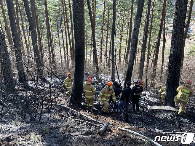 27일 강원 양양군 현북면 명주사 인근에서 헬기 1대가 추락하는 사고가 발생해 소방당국이 화재 진화를 마친 뒤 추락 현장을 조사하고 있다. 강원도 소방본부에 따르면 이날 오전 10시 50분쯤 양양군 현북면 어성전리 명주사 인근에서 헬기가 추락했다는 신고가 접수, 인력 40여 명과 장비 16대를 동원해 사고 수습에 나서고 있다. 한편 소방은 속초시 산불 진화용 임차헬기의 사고로 잠정 파악 중이며, 사고 헬기에 2명이 탑승했던 것으로 보고 있다. (양양군 제공) 2022.11.27/뉴스1