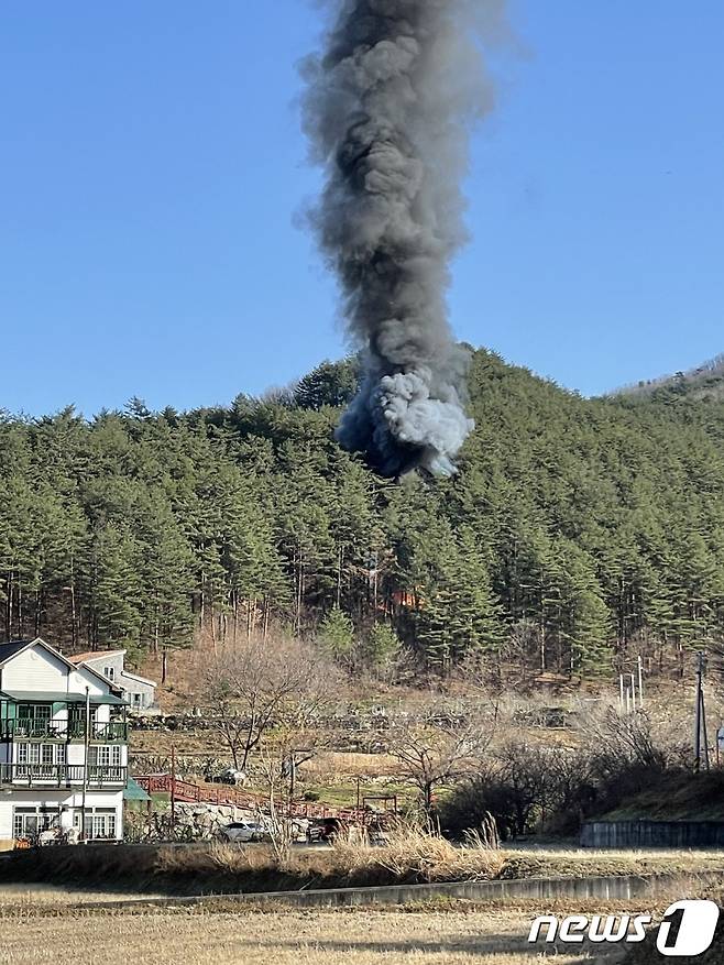 27일 강원 양양군 현북면 명주사 인근에서 헬기 1대가 추락하는 사고가 발생, 불길과 함께 검은 연기가 치솟고 있다. 강원도 소방본부에 따르면 이날 오전 10시 50분쯤 양양군 현북면 어성전리 명주사 인근에서 헬기가 추락했다는 신고가 접수, 인력 40여 명과 장비 16대를 동원해 사고 수습에 나서고 있다. 한편 소방은 속초시 산불 진화용 임차헬기의 사고로 잠정 파악 중이며, 사고 헬기에 2명이 탑승했던 것으로 보고 있다. (양양군 제공) 2022.11.27/뉴스1