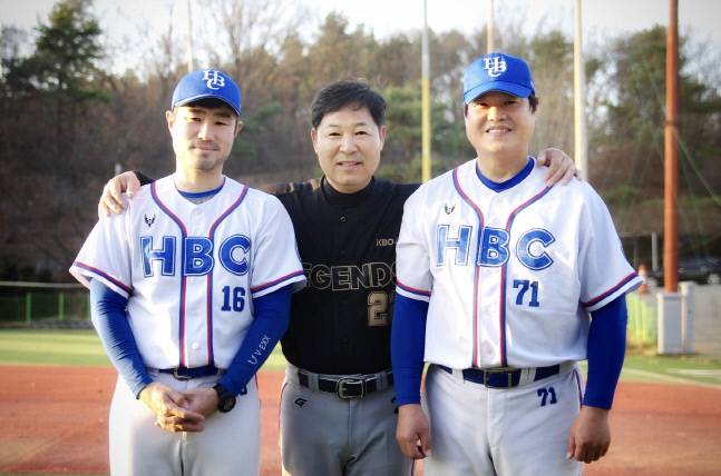 HBC 유소년 야구단 한상훈 감독, 이만수 전 SK 감독, HBC 유소년 야구단 권혁돈 감독(왼쪽부터). 사진제공 | 헐크 파운데이션