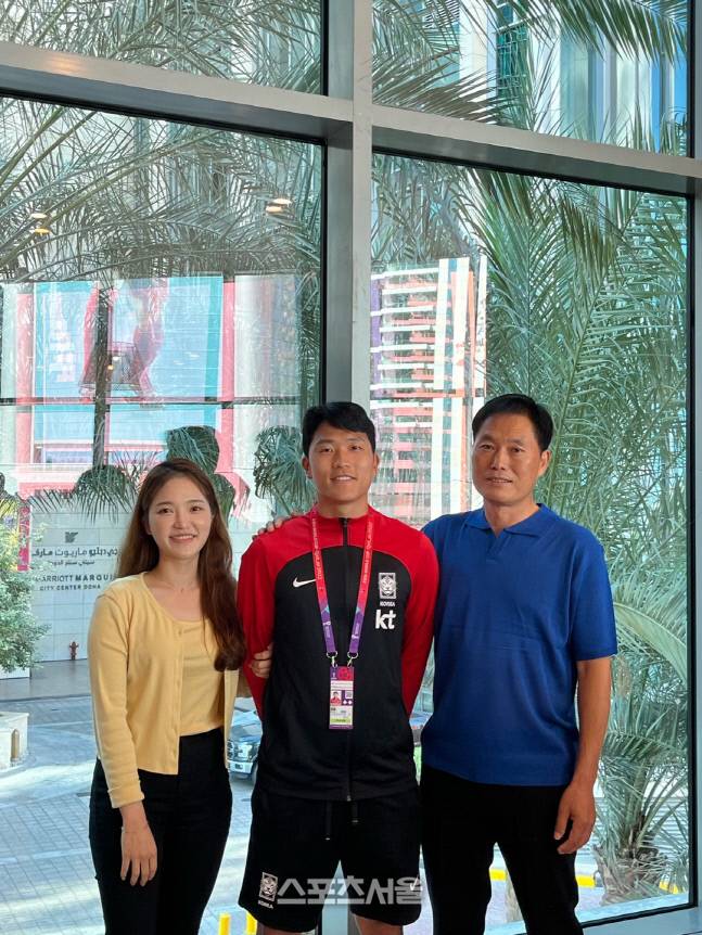 나상호 누나 나미해(왼쪽) 씨 나상호(가운데)-아버지(오른쪽)가 우루과이 전 이후 잠시 만남을 가졌다. 제공 | 가족