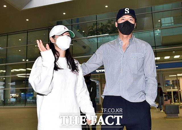 배우 현빈과 손예진 부부가 27일 아들을 출산했다. 사진은 지난 4월 신혼여행을 마치고 귀국하던 모습. /이선화 기자