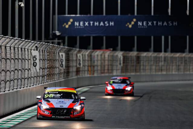 현대자동차 ‘엘란트라 N TCR(국내명: 아반떼 N TCR)’이 2022 WTCR 사우디아라비아 대회에서 서킷을 주행하고 있는 모습.(사진=현대차)