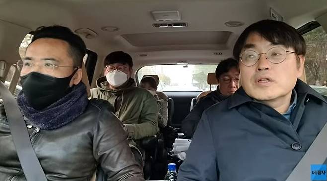 더탐사 측이 한동훈 장관 자택 방문 후 차를 타고 수서경찰서로 이동하고 있다./유튜브