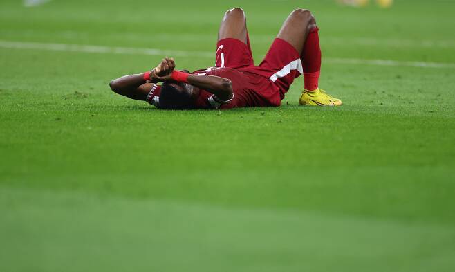 25일(현지 시각) 카타르와 세네갈의 A조 조별리그 경기가 끝난 뒤, 카타르 선수 이스마일 모하마드가 경기장 위에 누워있다. /로이터연합뉴스