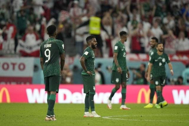 사우디아라비아 축구대표팀 선수들이 26일 카타르 알라이얀의 에듀케이션 시티 스타디움에서 열린 2022 카타르 월드컵 조별리그 C조 폴란드와의 2차전에서 0-2로 패한 뒤 고개를 숙이고 있다. 알라이얀=AP 뉴시스