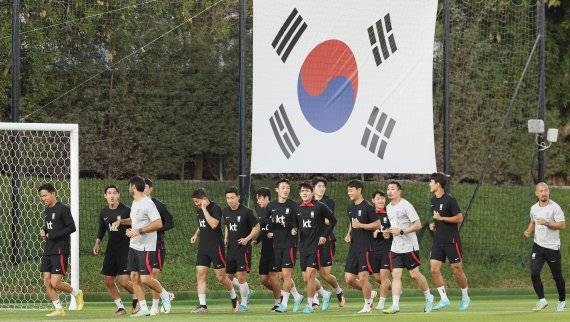 가나전 대비하는 축구 대표팀2022 카타르 월드컵 조별리그 2차전 가나와 경기를 준비하는 대한민국 축구 대표팀 선수들이 25일 오후(현지시간) 카타르 도하의 알에글라 트레이닝 센터에서 대형 태극기를 배경으로 훈련을 하고 있다. 사진=연합뉴스