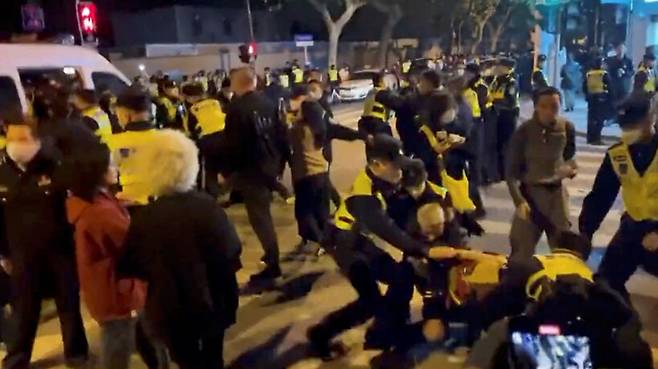 27일 중국 상하이 우루무치중루에서 열린 봉쇄 반대 시위를 경찰이 막고 있다. 상하이/로이터 연합뉴스