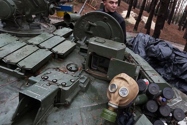 우크라이나 군인이 26일 하르키우 주변 전선에서 러시아군에서 포획한 탱크를 수리하고 있다. 하르키우/AFP 연합뉴스