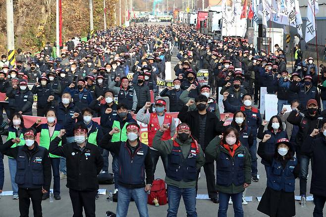 민주노총 공공운수노조 화물연대가 총파업을 시작한 24일 오전 경기 의왕 내륙컨테이너기지(ICD) 제1터미널 앞에서 열린 화물연대 서울경기지역본부 총파업 출정식에 참석한 조합원들이 안전운임제 확대 등의 구호를 외치고 있다. 김정효 기자 hyopd@hani.co.kr