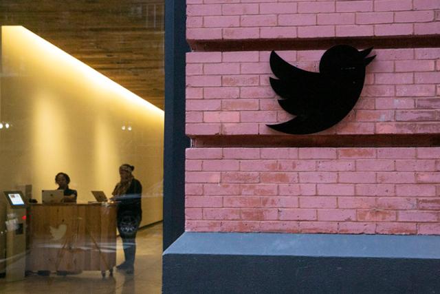 트위터의 미국 뉴욕 사무소에 붙어 있는 검은색 트위터 상징 모습. 뉴욕=EPA 연합뉴스