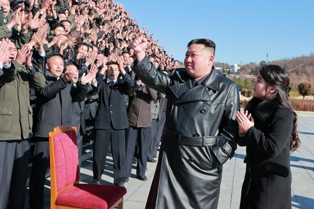 김정은 북한 국무위원장이 딸과 함께 신형 대륙간탄도미사일(ICBM) 화성-17형 시험발사 성공에 기여한 공로자들과 기념사진을 찍었다고 27일 노동신문이 보도했다. 북한노동신문 뉴스1