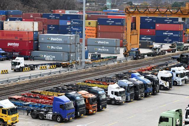 화물연대 총파업 나흘째인 27일 경기 의왕ICD 2터미널에 화물차량이 주차된 가운데 컨테이너가 쌓여 있다. 의왕=홍인기 기자