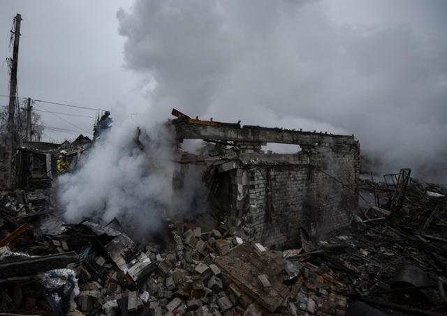 26일 러시아군의 미사일 공격으로 우크라이나 드니프로의 한 주택이 무너져있다. 드니프로=로이터 연합뉴스
