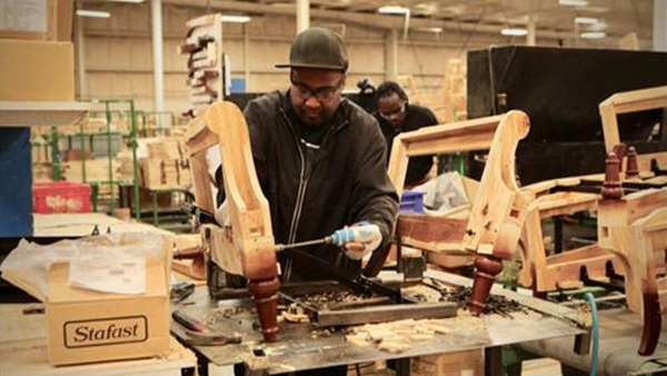 유나이티드 퍼니처 인더스트리(UFI) 직원이 가구를 제작하는 모습 [UFI 페이스북]