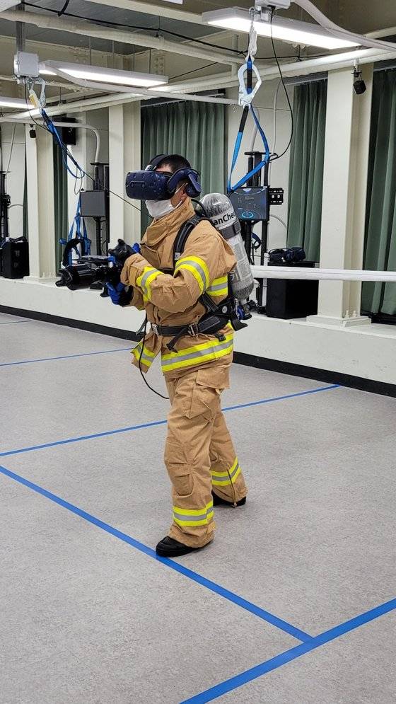 해군 손상통제 실습실에서 VR을 이용해 가상으로 발생한 화재를 진압하고 있다. 머리에 착용한 HMD에는 가상 화재가 실제처럼 전개된다. 소방복을 착용하고 화재를 진압하려 다가가면 뜨거운 불길도 느낀다. 소화용 호스를 작동하면 HMD로 보는 화면에 소방호스를 통해 세찬 물이 뿜어져 나온다..