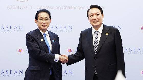 윤석열 대통령은 지난 5월 취임 후 기시다 후미오 일본 총리와 두 차례에 걸쳐 회담을 가졌다. 사진은 지난 13일(현지시간) 캄보디아 프놈펜의 한 호텔에서 열린 정상회담 직전 한일 정상이 손을 잡고 인사를 나누는 모습. 뉴스1