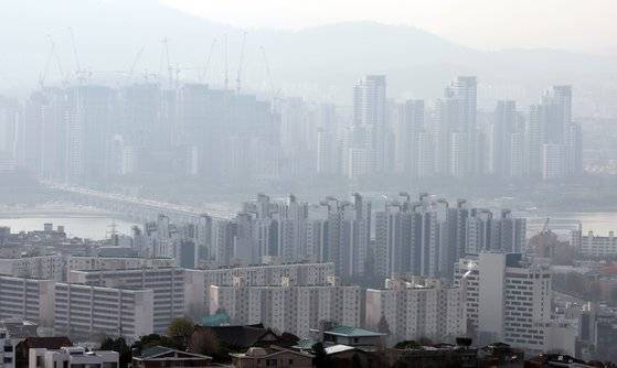 24일 남산에서 바라본 서울 아파트 모습. 연합뉴스