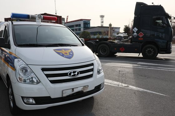 화물연대 총파업 나흘째인 27일 부산 남구 신선대부두 앞에서 경찰차량이 만일의 사태에 대비해 경계를 강화하고 있다. 송봉근 기자