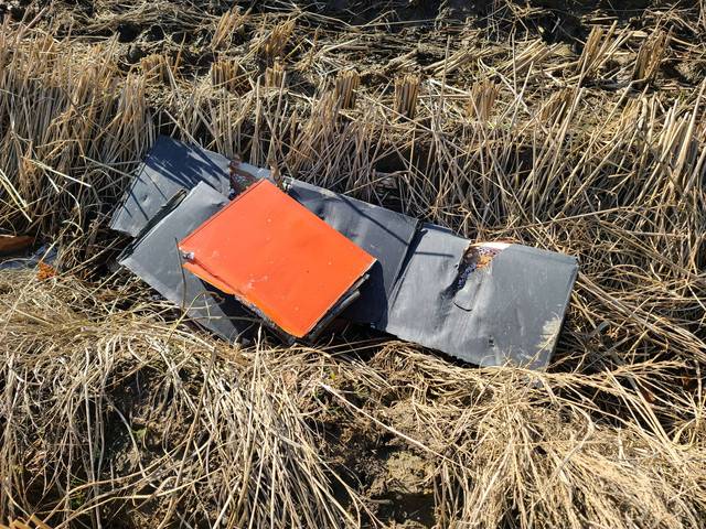 ▲  27일 오전 10시 50분께 양양군 현북면 어성전리 명주사 인근 야산에서 임차 헬기가 추락한 가운데 파손된 헬기 파편이 약 200m 주변 논바닥에 떨어져 있다.   2022.11.27 연합뉴스