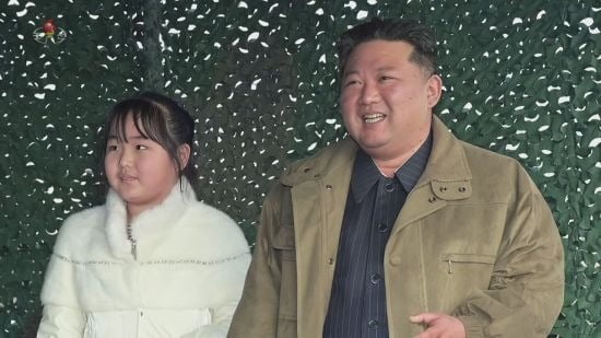 김정은 북한 국무위원장(오른쪽)과 둘째 딸 김주애. 연합뉴스