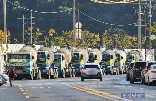 아파트 건설현장에 들어가기 위해 줄을 선 레미콘 차량들. 사진=오세성 한경닷컴 기자