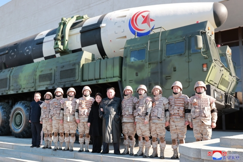 북한 김정은 국무위원장이 지난 18일 있었던 대륙간탄도미사일(ICBM) ‘화성-17형’ 발사에 참여했던 공로자들과 기념사진을 찍고 그들의 노력을 평가했다. 이 자리에는 김위원장의 둘째 딸이 동행했다. 조선중앙TV/연합뉴스