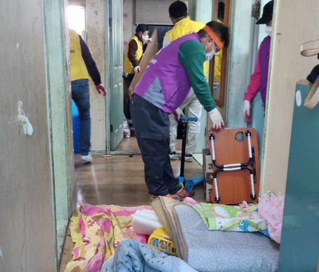 광주 광산구 주민들이 엄마의 암으로 집에 남겨진 5남매를 위해 낡은 집을 고치고 정리하고  있다. 광주 광산구 제공.