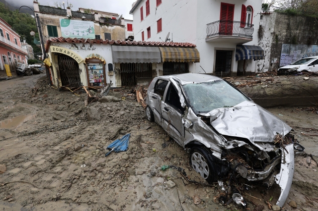 이탈리아 남부 이스키아 섬에서 폭우로 인해 건물이 무너지고 최대 12명이 실종된 산사태가 발생했다. AP/뉴시스
