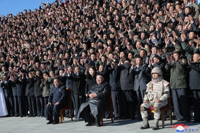 김정은 국무위원장이 지난 18일 있었던 대륙간탄도미사일(ICBM) '화성-17형' 발사에 참여했던 공로자들과 기념촬영하는 모습. 이날도 둘째 딸과 동행했다. 연합뉴스