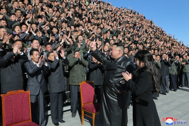 김정은 국무위원장이 지난 18일 있었던 대륙간탄도미사일(ICBM) '화성-17형' 발사에 참여했던 공로자들과 기념촬영하는 모습. 이날도 둘째 딸과 동행했다. 연합뉴스