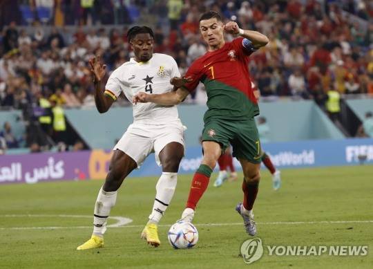 지난 24일 포르투갈과의 예선 첫 경기에서 가나 수비수 살리수가 포르투갈 호날두를 밀착수비로 저지하다 페널티킥을 선언받았다. [EPA=연합뉴스]
