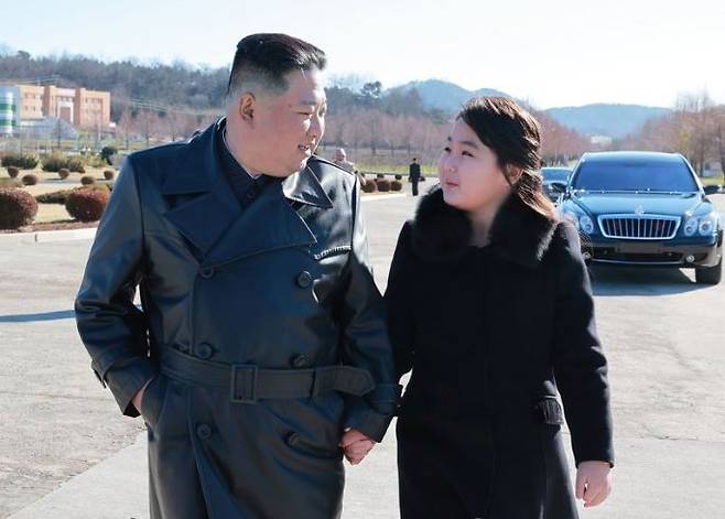 조선중앙통신은 김 위원장이 18일 ICBM 발사장에서 처음 공개했던 둘째 딸과 27일 시험발사 성공에 기여한 공로자들과 함께 기념사진을 찍기 위한 촬영장에 동행했다고 보도했다. / 사진=조선중앙통신, 연합뉴스