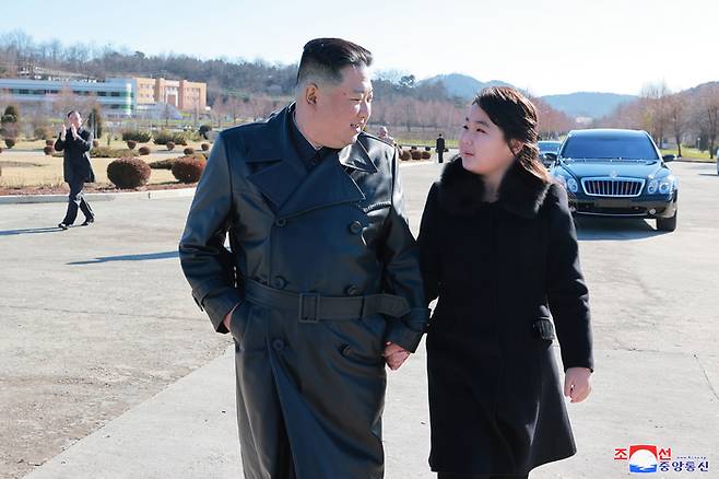 김정은 북한 국무위원장은 지난 18일 있었던 대륙간탄도미사일(ICBM) ‘화성-17형’ 발사에 참여했던 공로자들과 기념사진을 촬영했다. 이 자리에는 김 위원장의 둘째 딸이 또 다시 동행했다. [사진 출처 = 연합뉴스]