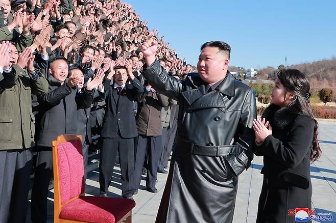 김정은 북한 국무위원장은 지난 18일 있었던 대륙간탄도미사일(ICBM) ‘화성-17형’ 발사에 참여했던 공로자들과 기념사진을 촬영했다. 이 자리에는 김 위원장의 둘째 딸이 또 다시 동행했다. [사진 출처 = 연합뉴스]