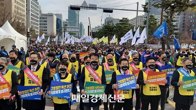 27일 서울 여의도 의사당대로 앞에서 보건복지의료연대가 간호법 제정을 반대하는 피켓을 들고 있다. <이창훈 기자>