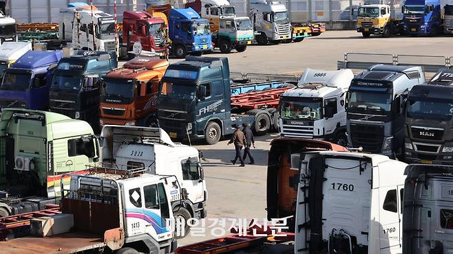 화물연대 총파업 나흘째인 27일 오전 경기도 의왕시 내륙컨테이너기지(ICD)에 화물차들이 주차돼 있다. 2022.11.27 [이승환기자]