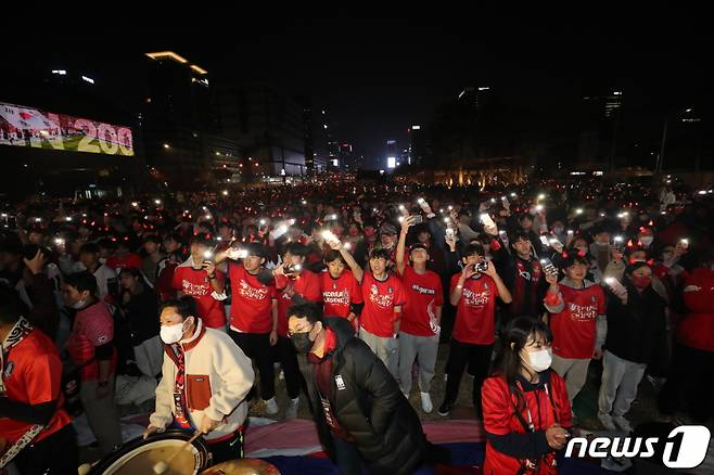 (서울=뉴스1) 박세연 기자 = 붉은악마와 시민들이 24일 밤 서울 광화문광장에서 2022 카타르 월드컵 H조 조별리그 1차전 대한민국과 우루과이의 경기를 보며 열띤 응원을 펼치고 있다. 2022.11.24/뉴스1  Copyright (C) 뉴스1. All rights reserved. 무단 전재 및 재배포 금지.