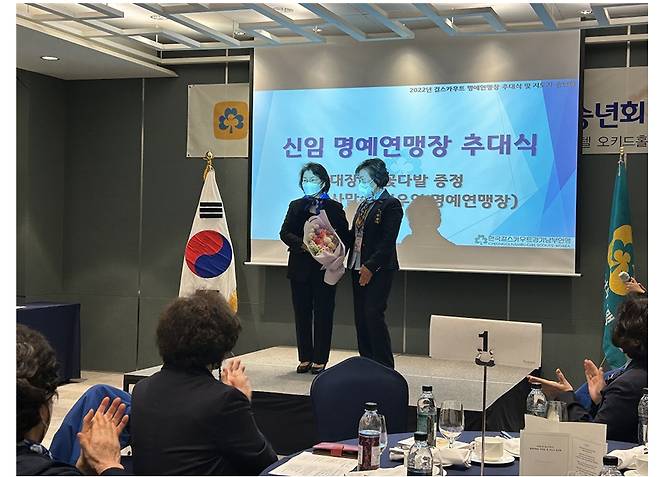 걸스카우트 경기남부연맹 명예연맹장 추대식에 참석한 정우영씨(오른편, 김동연 경기지사 부인)/사진=걸스카우트경기남부연맹