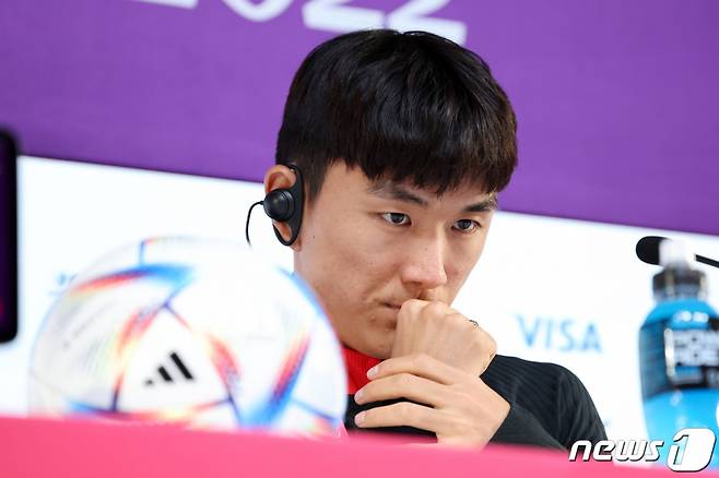 (알라이얀(카타르)=뉴스1) 이동해 기자 = 대한민국 축구대표팀 황인범이 2022 카타르 월드컵 조별리그 H조 2차전 가나와의 경기를 하루 앞둔 27일 오전(현지시간) 카타르 알라이얀의 메인프레스센터에서 열린 기자회견에서 생각에 잠겨 있다. 2022.11.27/뉴스1  Copyright (C) 뉴스1. All rights reserved. 무단 전재 및 재배포 금지.