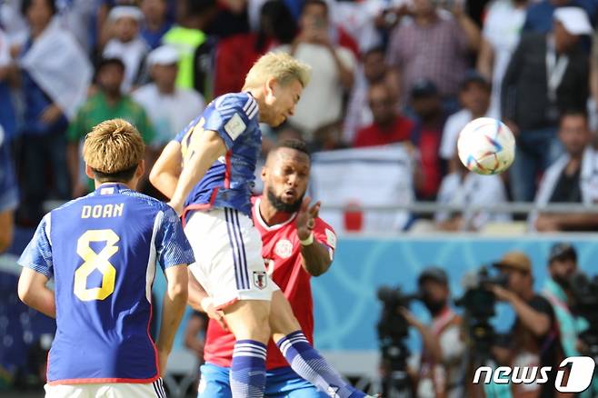 (도하(카타르)=뉴스1) 이광호 기자 = 27일 오후(현지시간) 카타르 알라이얀 아흐메드 빈 알리 스타디움에서 열린 2022 카타르 월드컵 조별리그 E조 2차전 일본과 코스타리카의 경기에서 일본의 아사노 다쿠마가 상대문전을 향해 헤더를 시도하고 있다. 2022.11.27/뉴스1  Copyright (C) 뉴스1. All rights reserved. 무단 전재 및 재배포 금지.