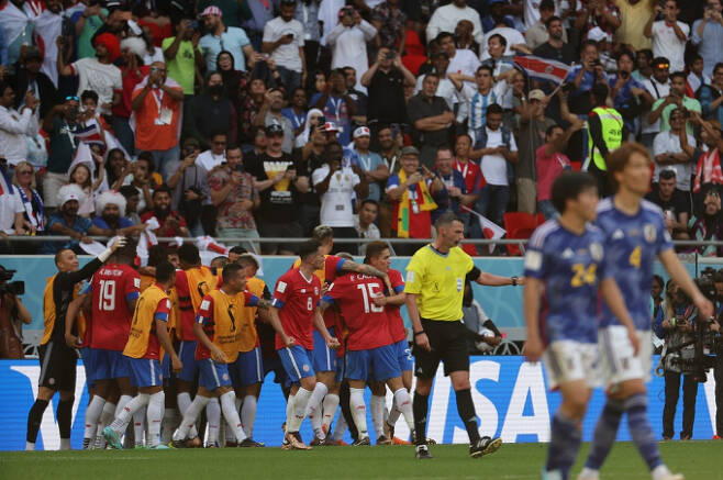 코스타리카가 27일 저녁(한국시각)에 열린 일본과의 2022 국제축구연맹(FIFA) 카타르월드컵 조별리그 E조 2차전에서 1-0으로 승리했다. 사진은 선제골 이후 환호하는 코스타리카 선수들. /사진=뉴스1