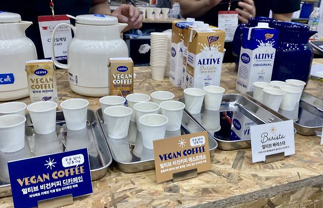 23일 서울 강남구 코엑스에서 열린 제21회 서울 카페쇼에서 CJ제일제당 ‘얼티브’가 제품을 소개하고 있다. 신주희 기자