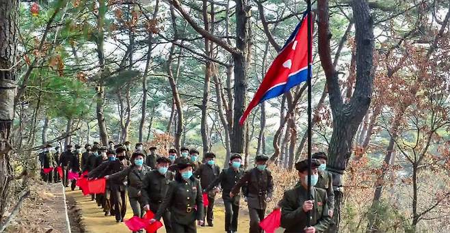 조선중앙TV는 주민들이 백두산지구 혁명전적지를 비롯한 전국의 혁명전적지, 혁명사적지들로 답사 행군길을 끊임없이 이어가고 있다고 22일 보도했다.(자료사진) [조선중앙TV 화면][연합]