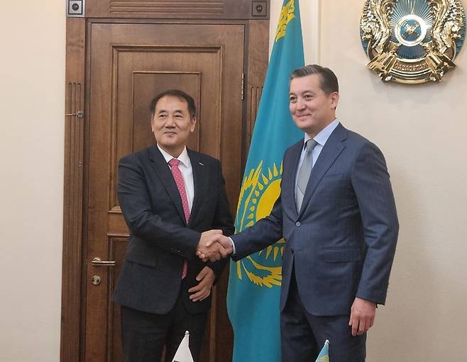 한국지질자원연구원-카자흐스탄지질위원회 협약식에서 황세호(왼쪽) 한국지질자원연구원 부원장과 리크칼리 브레케셰프 카자흐스탄 생태지질천연자원부 장관이 인사를 나누고 있다.[한국지질자원연구원 제공]