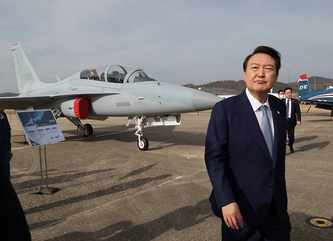 윤석열 대통령이 24일 오전 경남 사천시 한국항공우주산업(KAI)을 방문, FA-50 경공격기 등을 살펴본 뒤 이동하고 있다. [연합]