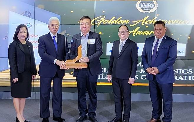 박선철 삼성전기 필리핀법인장 상무(가운데)가 필리핀 알프레도 파스쿠알 산업부 장관(왼쪽에서 두번째)으로부터 최고기업상을 받고 있다.[삼성전기 제공]