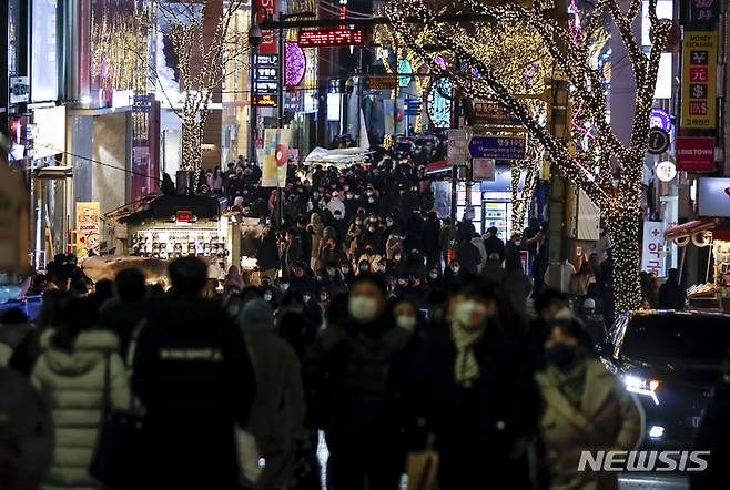 [서울=뉴시스] 정병혁 기자 = 크리스마스를 하루 앞둔 24일 오후 서울 중구 명동거리가 시민들로 붐비고 있다.  2021.12.24. jhope@newsis.com