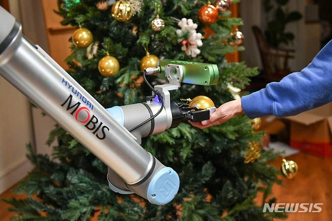 [서울=뉴시스]현대모비스가 모빌리티 핵심기술을 기반으로 개발한 이동형 협동로봇.(사진=현대모비스 제공) 2022.11.27 photo@newsis.com