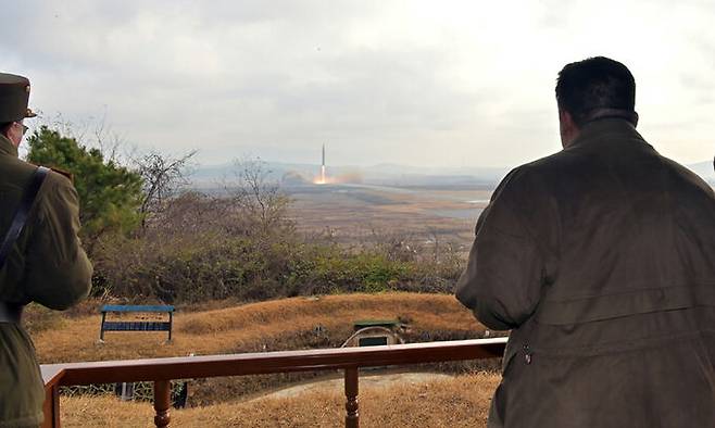 지난 19일 북한의 당 기관지 노동신문은 전날 김정은 북한 노동당 총비서가 ‘화성-17형 ’신형 ICBM의 시험발사를 지휘했다고 보도했다. 평양=노동신문·뉴스1